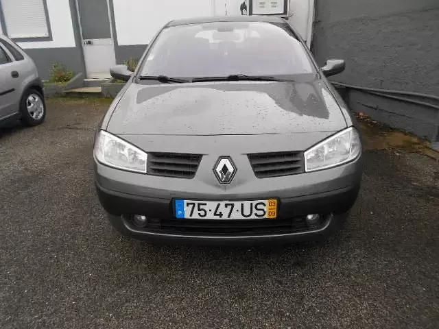 Cinzento Usado 2003 Renault Mégane II Citadino | € 3.900 - Imagem 1/4