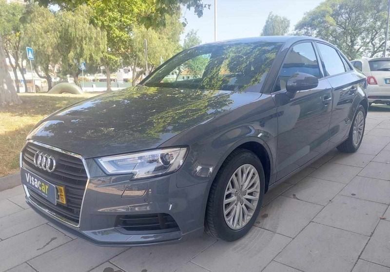 Cinzento Usado 2018 Audi A3 Citadino | € 22.900 (Preço elevado) - Imagem 1/4