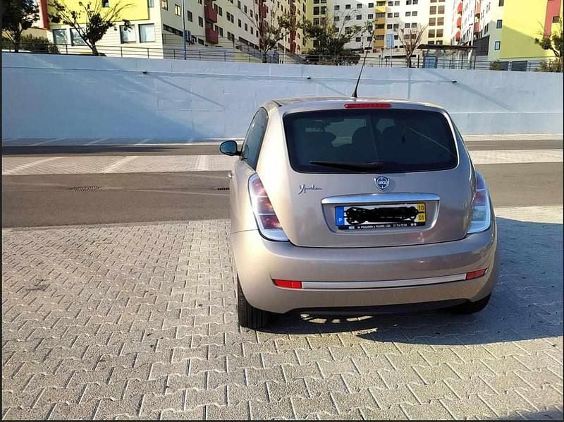 Usado Lancia Ypsilon 60 HP (44 kW) 2010 Cinzento Citadino
