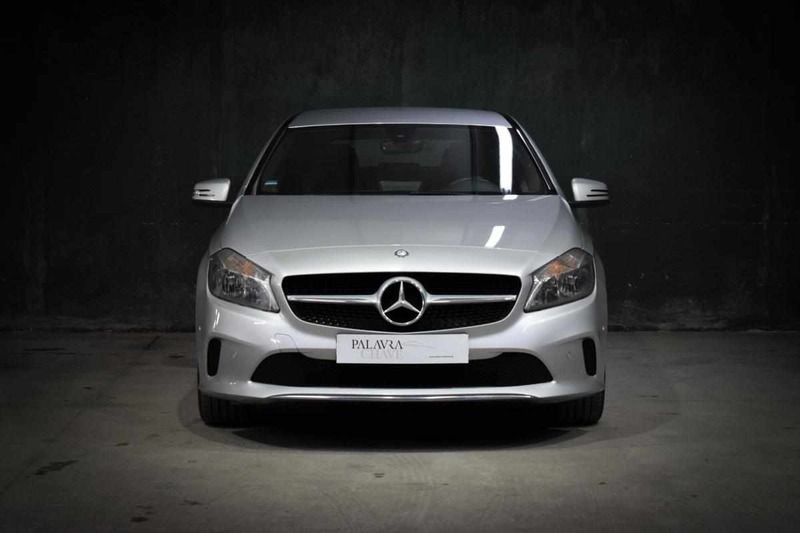 Cinzento Usado 2016 Mercedes A180 Citadino | € 17.900 (Preço elevado) - Imagem 1/4