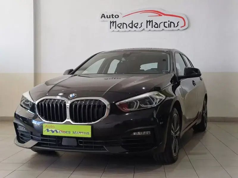 Preto Usado 2020 BMW 118 Sport Line Citadino | € 19.490 (Preço justo) - Imagem 1/4