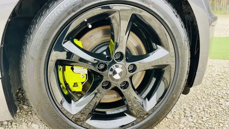 Usado BMW 123 Sport Line 204 HP (150 kW) 2007 Cinzento platina Citadino