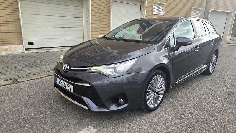 Cinza Usado 2015 Toyota Avensis Luxury Carrinha | € 15.890 - Imagem 1/4