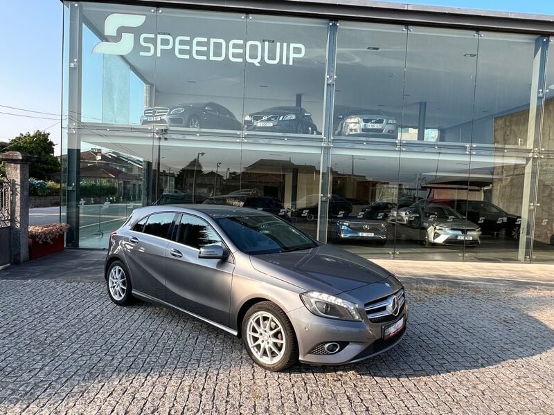 Cinza Usado 2014 Mercedes A180 Urban | € 13.900 - Imagem 1/4