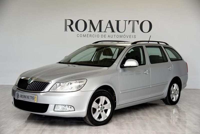 Cinzento Usado 2012 Skoda Octavia Ambiente Carrinha | € 9.900 (Preço justo) - Imagem 1/4