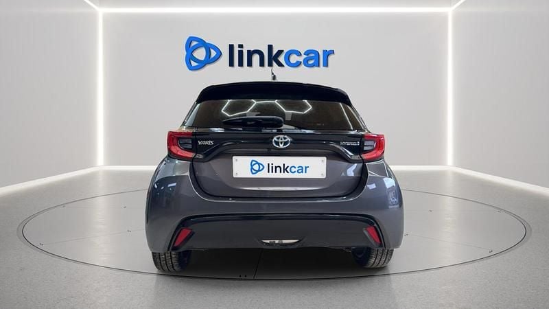 Usado Toyota Yaris Hybrid 115 HP (84 kW) 2023 Cinzento