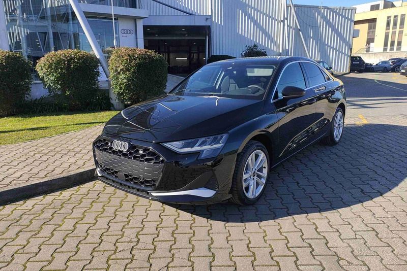 Cinzento Usado 2024 Audi A3 Advanced Sedan | € 31.490 - Imagem 1/4