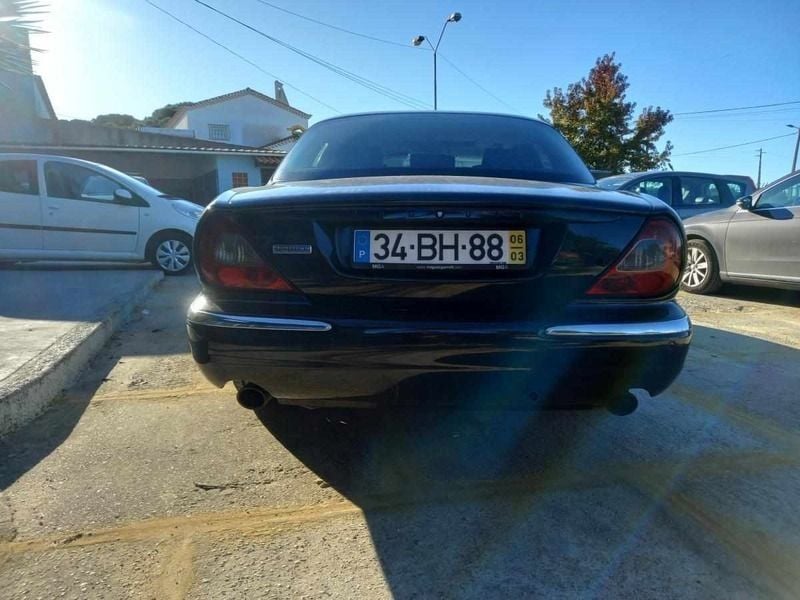 Usado Jaguar XJ 206 HP (151 kW) 2006 Preto Sedan