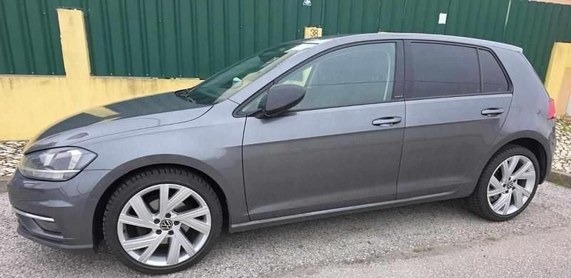 Cinzento Usado 2019 VW Golf VII Citadino | € 17.500 (Preço justo) - Imagem 1/4