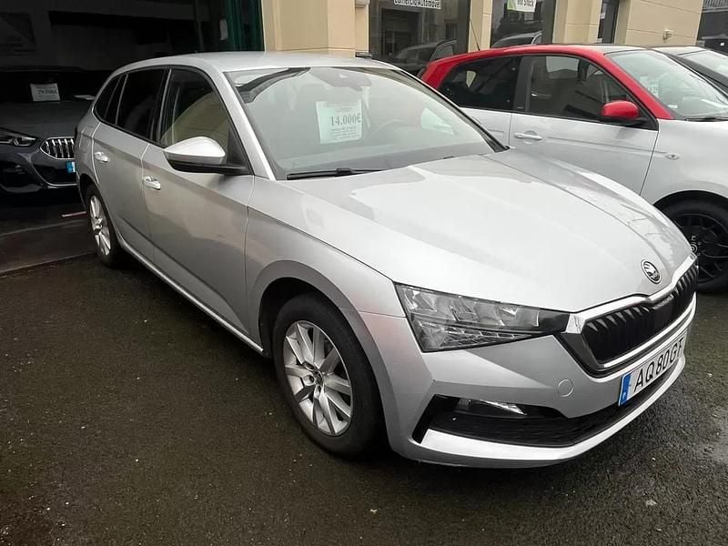 Cinzento prata metalizado Usado 2022 Skoda Scala Style Citadino | € 14.000 (Preço justo) - Imagem 1/4