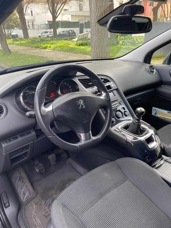 Usado Peugeot 5008 120 HP (88 kW) 2015 Cinzento Carrinha