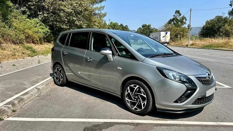 Cinzento Usado 2015 Opel Zafira Monovolume | € 11.950 (Preço justo) - Imagem 1/4