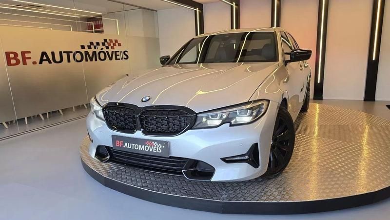 Cinzento Usado 2019 BMW 320 Sport Line Sedan | € 24.900 (Preço justo) - Imagem 1/4
