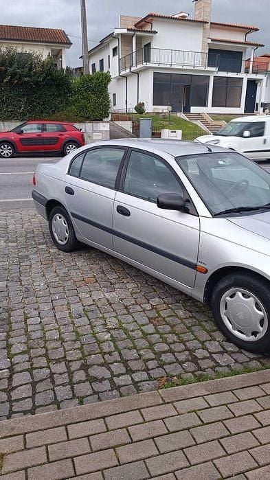 Usado 2001 Toyota Avensis Sedan | € 4.000 - Imagem 1/4