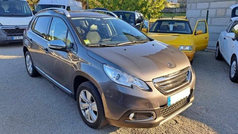 Cinzento Usado 2015 Peugeot 2008 Allure SUV | € 11.750 (Preço justo) - Imagem 1/3