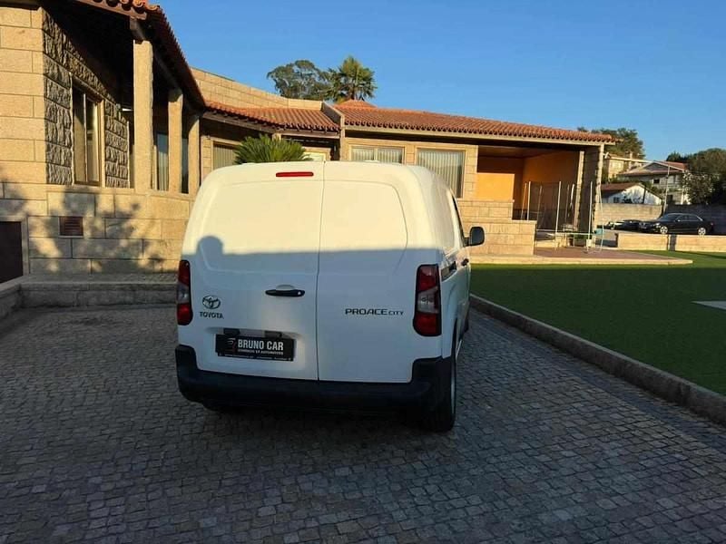 Usado Toyota Proace 102 HP (75 kW) 2022 Branco Monovolume