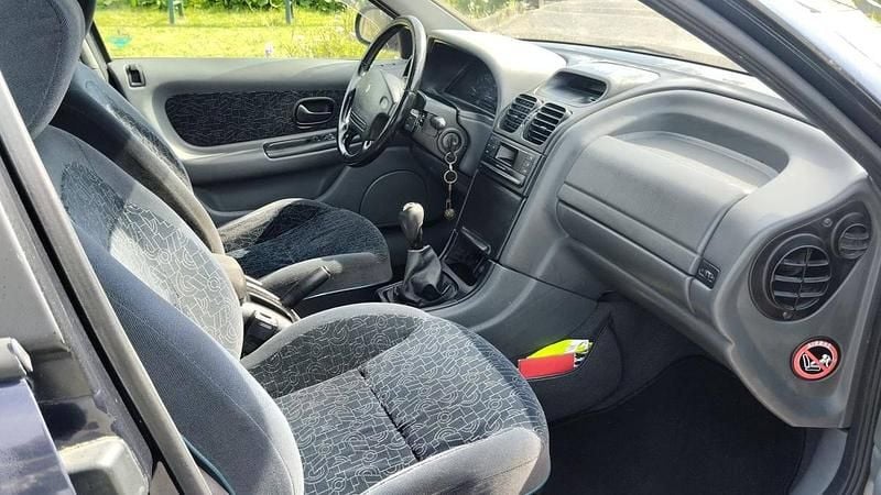 Usado Renault Laguna 115 HP (84 kW) 1997 Azul Sedan