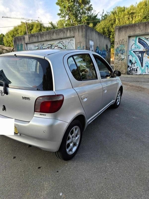 Cinzento Usado 2002 Toyota Yaris Citadino | € 4.000 (Preço elevado) - Imagem 1/4