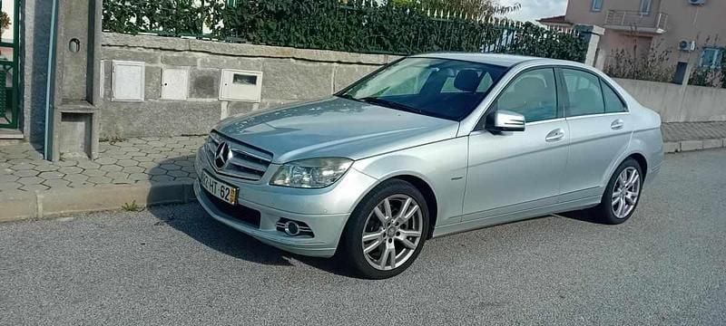 Cinzento Usado 2009 Mercedes C250 Sedan | € 8.900 - Imagem 1/4