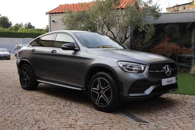 Cinza Usado 2021 Mercedes GLC300e AMG line Coupé | € 53.950 (Caro) - Imagem 1/4