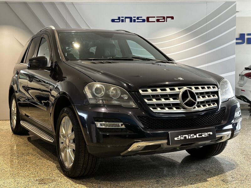 Cinza Usado 2010 Mercedes ML350 SUV | € 19.900 - Imagem 1/4