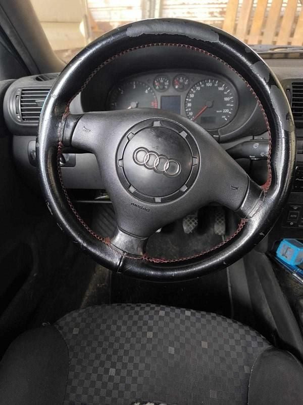 Usado Audi A3 110 HP (80 kW) 1999 Azul Citadino