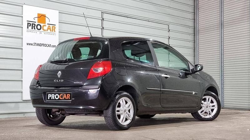 Usado Renault Clio II 75 HP (55 kW) 2006 Preto