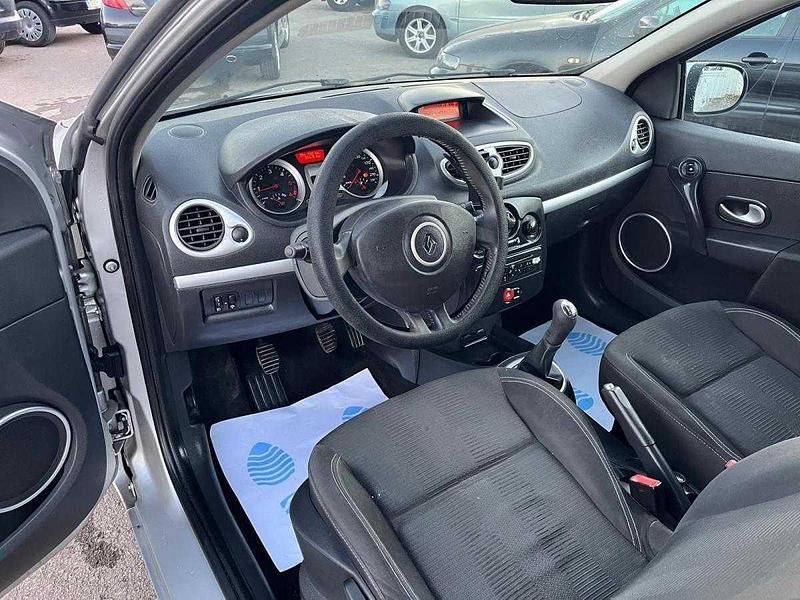 Usado Renault Clio II Dynamique 85 HP (62 kW) 2010 Cinzento Citadino