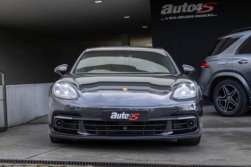Usado Porsche Panamera 422 HP (310 kW) 2018 Cinzento