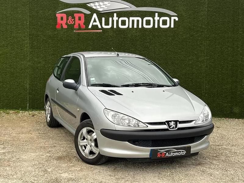Cinza prata Usado 2005 Peugeot 206 Coupé | € 4.000 - Imagem 1/4