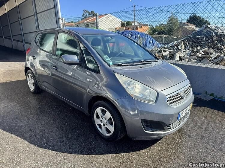 Cinza Usado 2010 Kia Venga Citadino | € 3.999 - Imagem 1/1