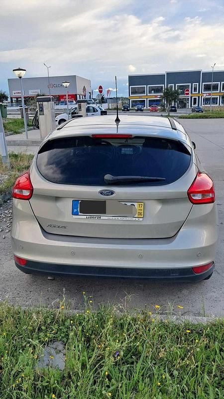 Usado Ford Focus 120 HP (88 kW) 2017 Cinzento Citadino