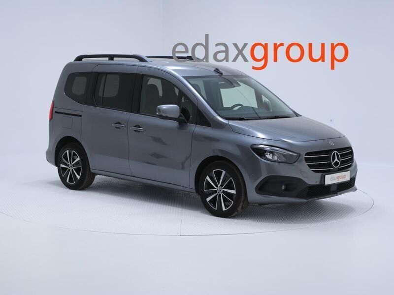 Cinza Usado 2023 Mercedes Vito Monovolume | € 28.990 - Imagem 1/4