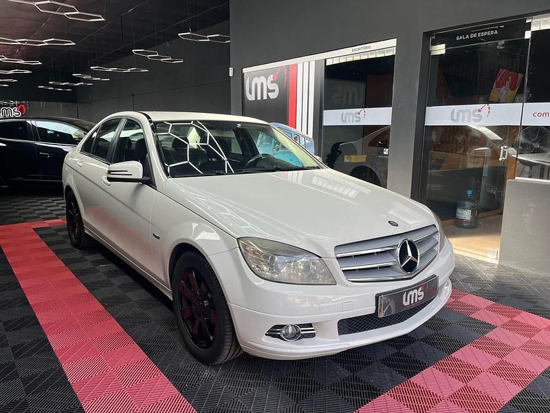 Branco Usado 2010 Mercedes C200 Avantgarde Sedan | € 9.950 - Imagem 1/4