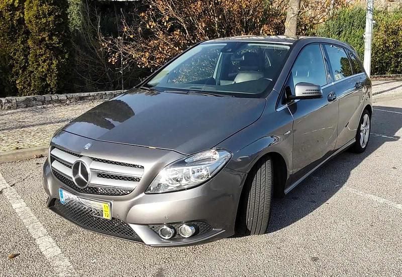 Cinzento Usado 2011 Mercedes B180 Monovolume | € 10.700 - Imagem 1/4