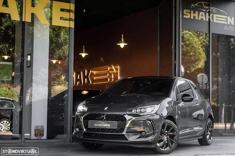 Usado DS Automobiles DS3 Be Chic 110 HP (80 kW) 2017 Cinza antracite Citadino