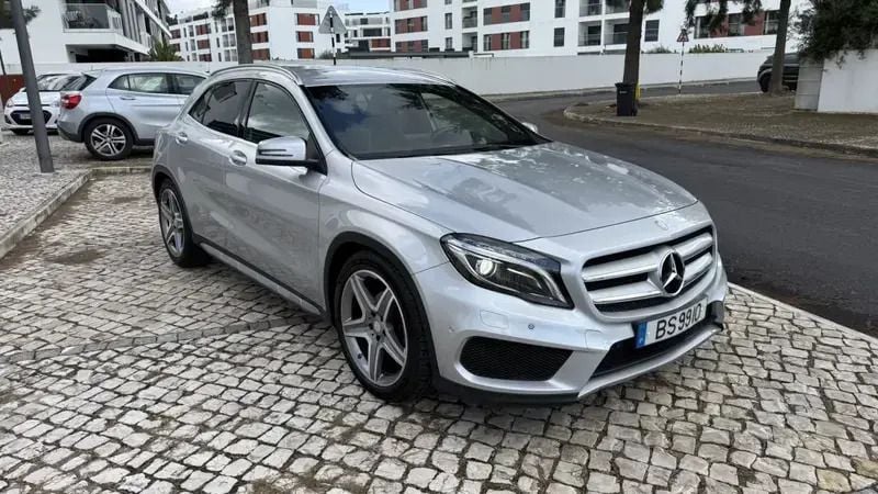 Usado Mercedes GLA180 AMG line 109 HP (80 kW) 2017 Cinza prata SUV