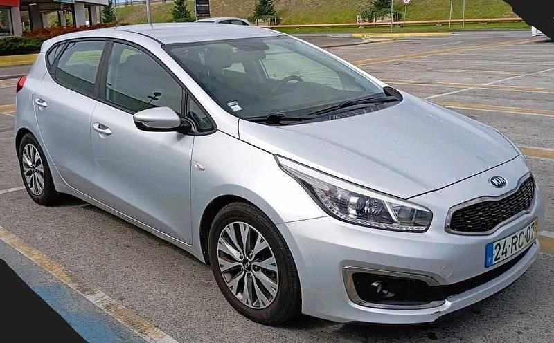 Cinzento Usado 2016 Kia Ceed Citadino | € 11.750 (Preço justo) - Imagem 1/4