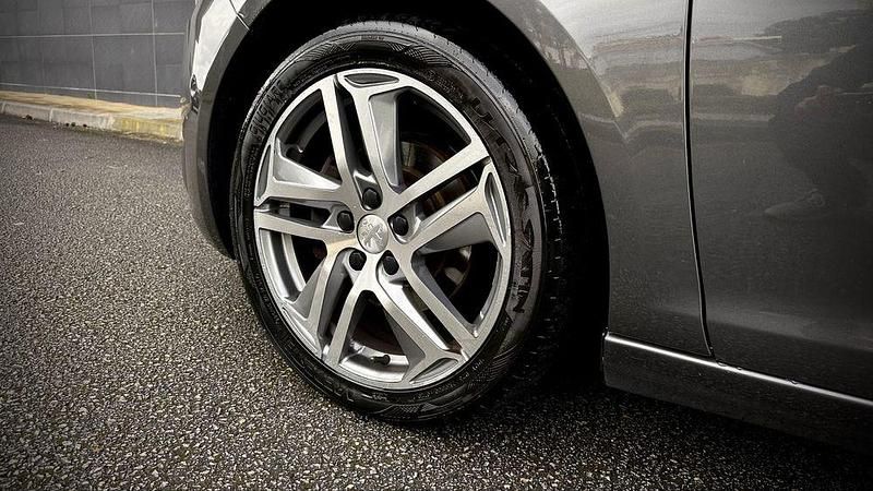 Usado Peugeot 308 Allure Premium 105 HP (77 kW) 2017 Sedan