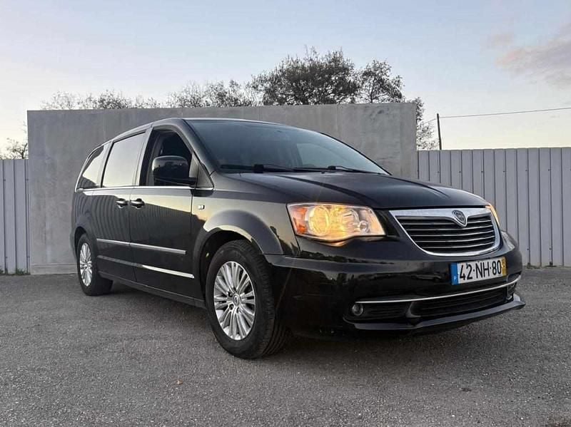 Usado Lancia Voyager 163 HP (119 kW) 2012 Preto Monovolume