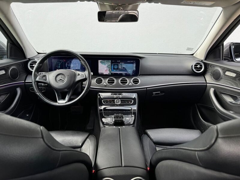 Cinza Usado 2016 Mercedes E220 Sedan | € 26.889 - Imagem 1/4