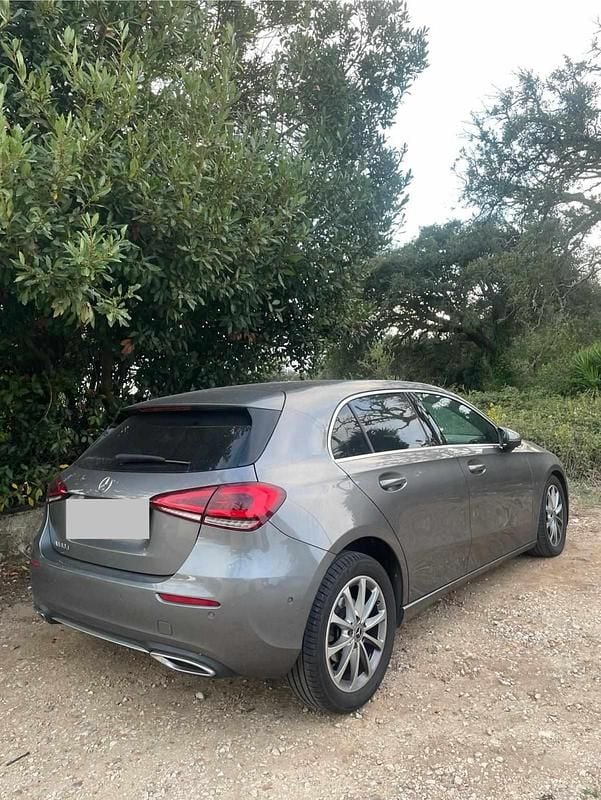Cinzento Usado 2019 Mercedes A180 Citadino | € 23.900 (Preço justo) - Imagem 1/4