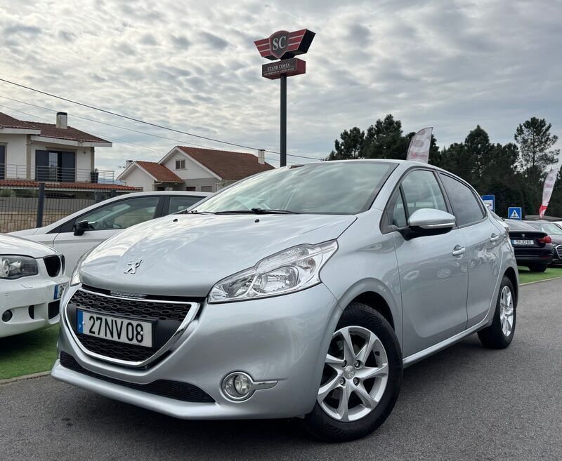 Cinzento Usado 2013 Peugeot 208 Active Citadino | € 7.900 (Bom preço) - Imagem 1/4