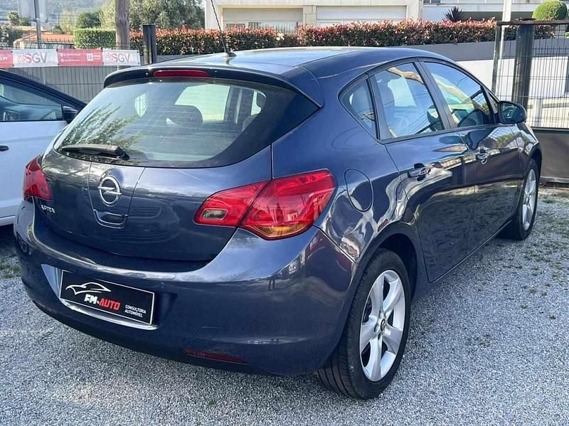 Usado Opel Astra 100 HP (73 kW) 2010 Preto