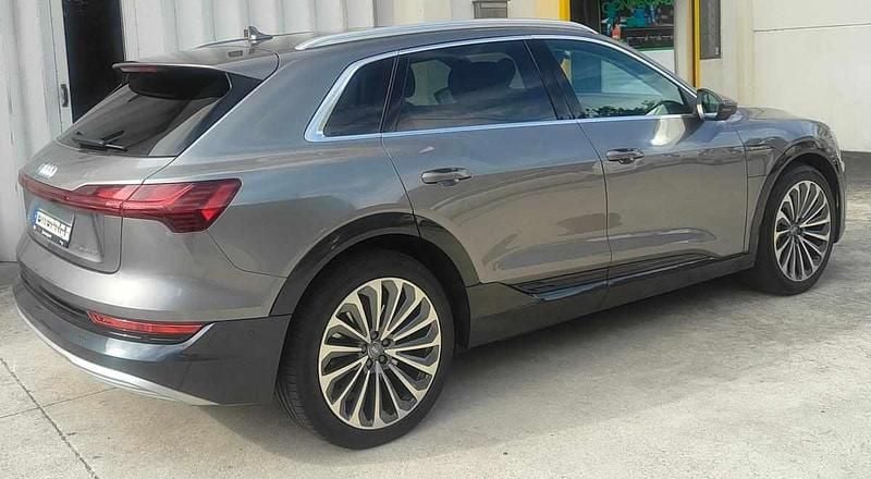Usado Audi e-tron Premium 300 kW (408 HP) 2019 Cinzento SUV