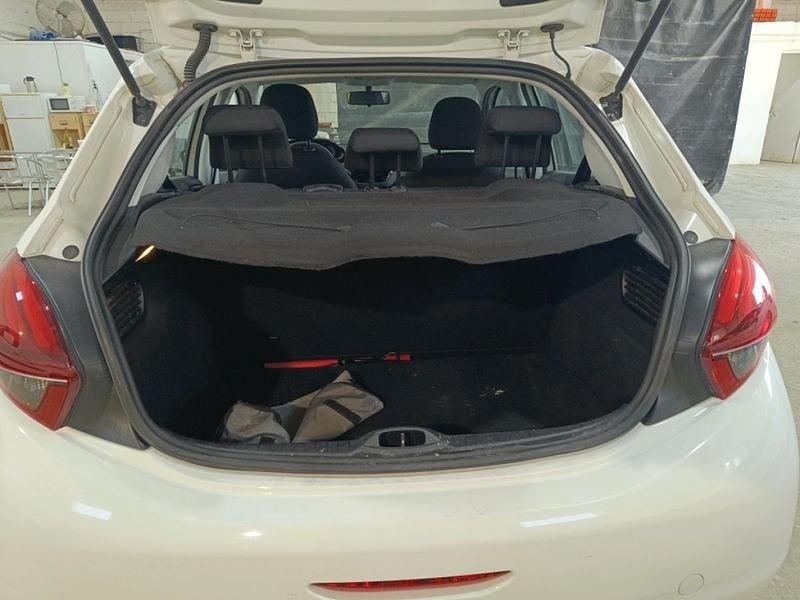 Branco Usado 2017 Peugeot 208 Access Citadino | € 8.490 (Super Preço) - Imagem 1/1