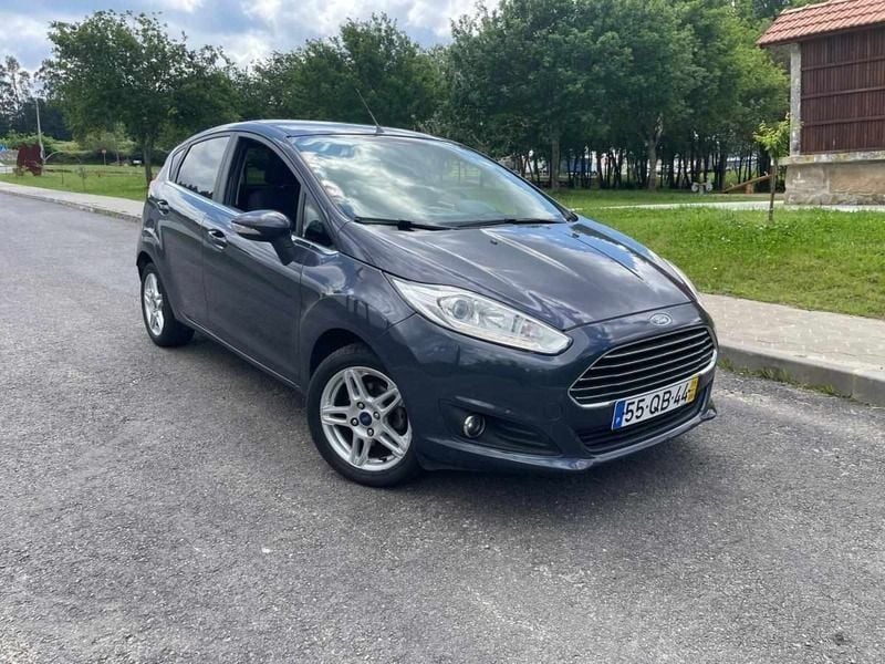Cinzento Usado 2015 Ford Fiesta Citadino | € 8.900 (Preço justo) - Imagem 1/4