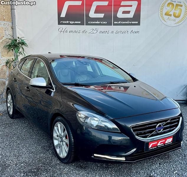 Usado Volvo V40 R-Design Momentum 115 HP (84 kW) 2013 Preto Carrinha