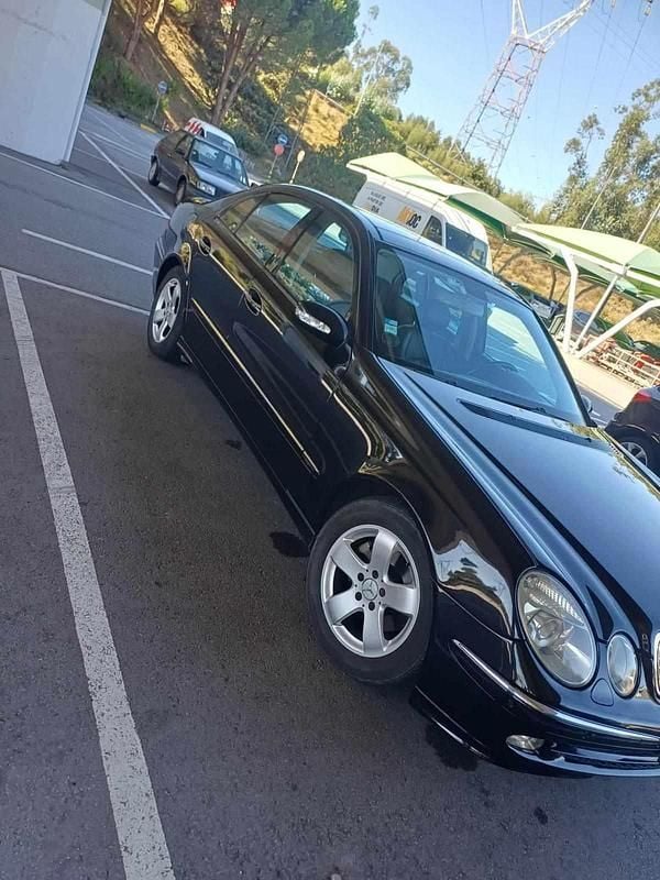 Preto Usado 2004 Mercedes E220 Sedan | € 8.750 (Preço justo) - Imagem 1/4