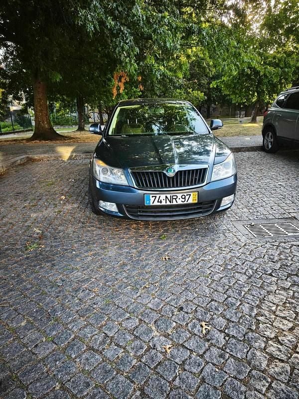 Cinzento Usado 2012 Skoda Octavia Citadino | € 6.000 (Caro) - Imagem 1/4
